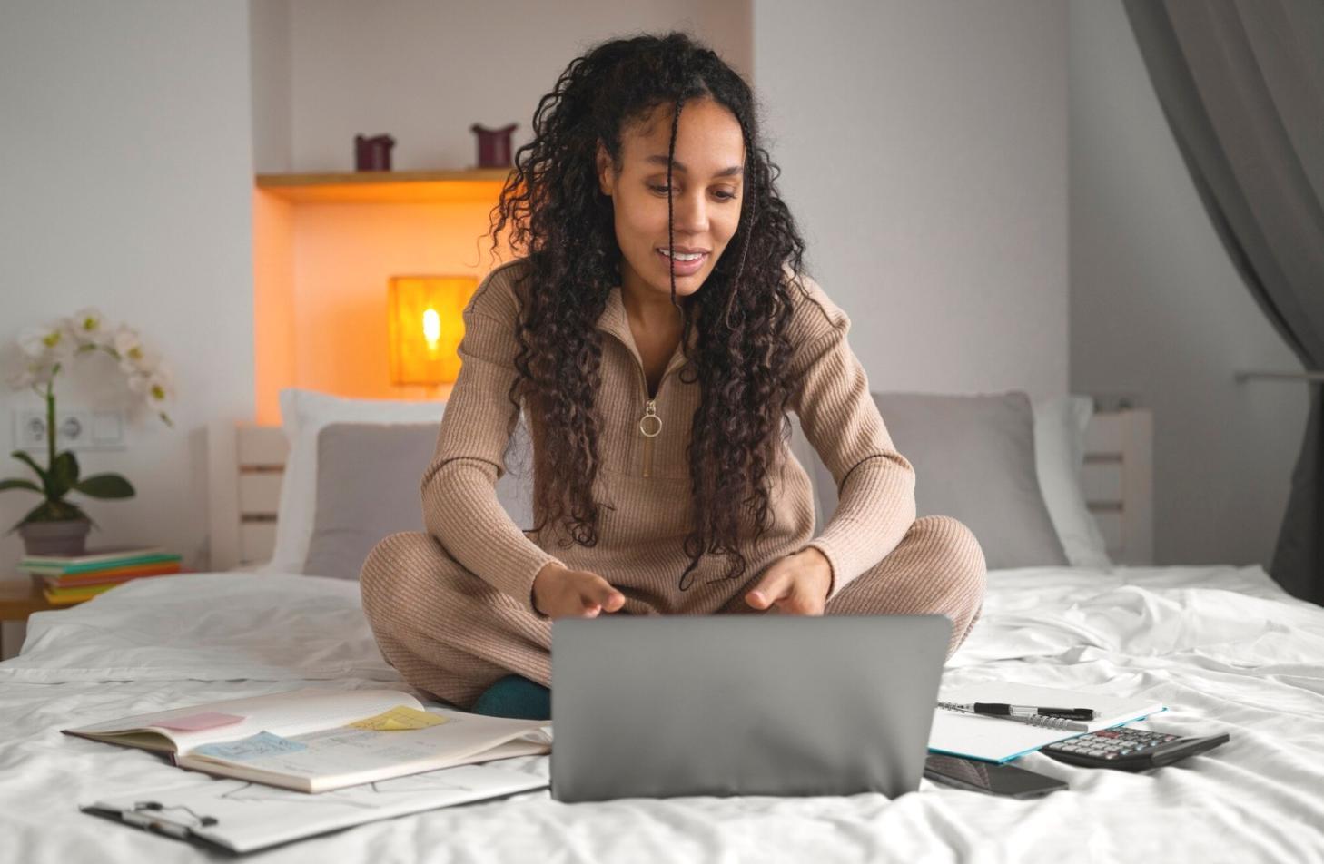 Teilnehmer bei der gemeinsamen Analyse von Finanzdaten in modernem Lernraum