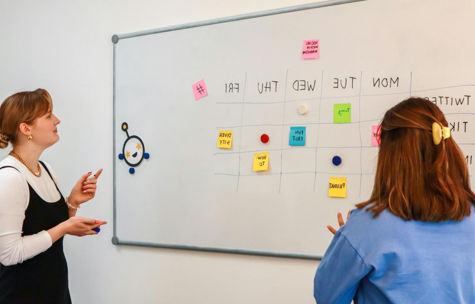 Modernes Büro mit professioneller Arbeitsatmosphäre für Finanzanalyse