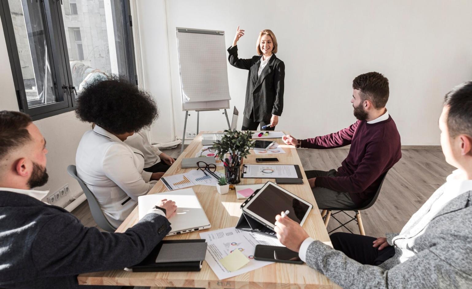 Teilnehmer arbeiten gemeinsam an Finanzanalysen am Computer